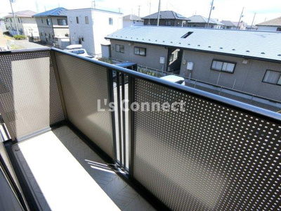 【バルコニー】 | プリムローズＥ | ２階のお部屋で晴れた日には洗濯物もたくさん干せます。