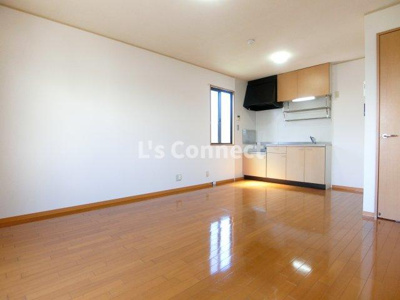 【居間・リビング】 | プリムローズＥ | １１．５帖のＬＤＫ。２面に窓があります。