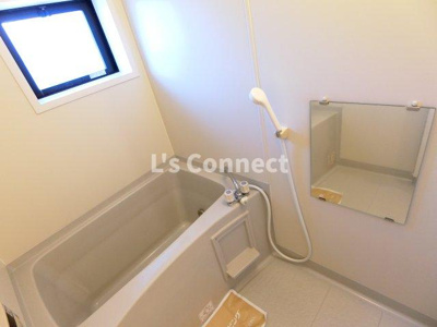 【浴室】 | プリムローズＥ | 追焚き機能付きのお風呂。お風呂にも窓があります。