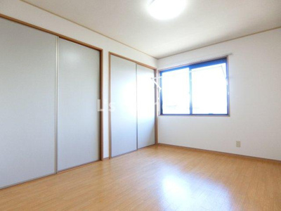 【内装】 | プリムローズＥ | ＬＤＫと隣の洋室は繋げて使うこともできます。