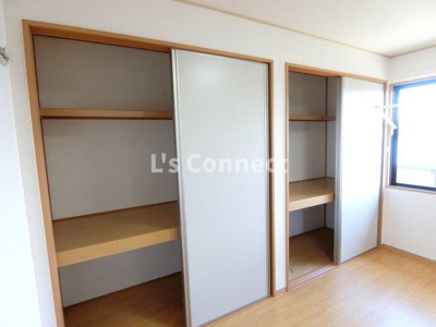 【設備】 | プリムローズＥ | ２間の収納でお荷物もすっきりしまえます。