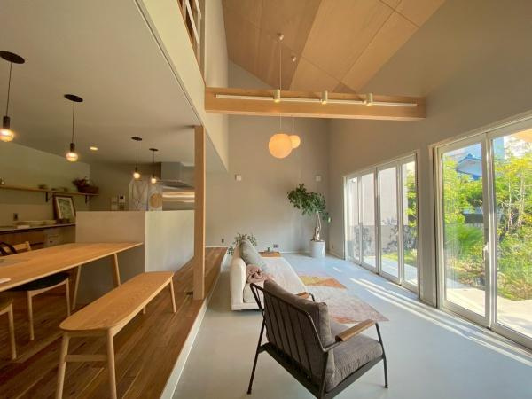 ユニテクノス黒江モデルハウスの居間・リビング|あえてlivingを土間に…吹抜の開放感、庭の景色のやすらぎがここにあります。