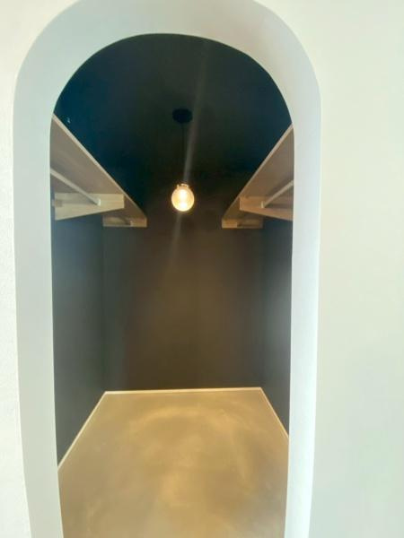 ユニテクノス黒江モデルハウスの収納|アーチ型の入り口のウォークイン