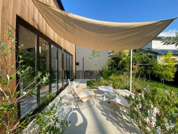 ユニテクノス黒江モデルハウスの庭|緑の色彩が鮮やかなテラス