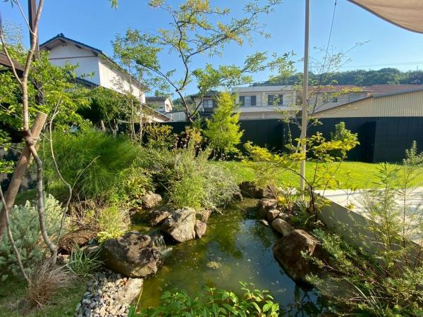 ユニテクノス黒江モデルハウスの庭|『せせらぎ』庭園　究極の癒し…せせらぎの音が庭やリビングで堪能できます。