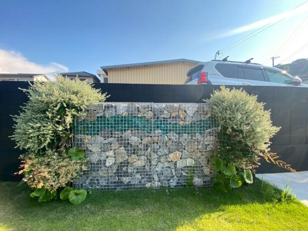 ユニテクノス黒江モデルハウスの庭|『夜光る石』　幻想的です。