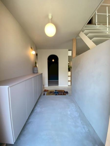 ユニテクノス黒江モデルハウスの玄関|土間の玄関がお出迎え…　優しいグレーの色合いが心落ち着かせます。