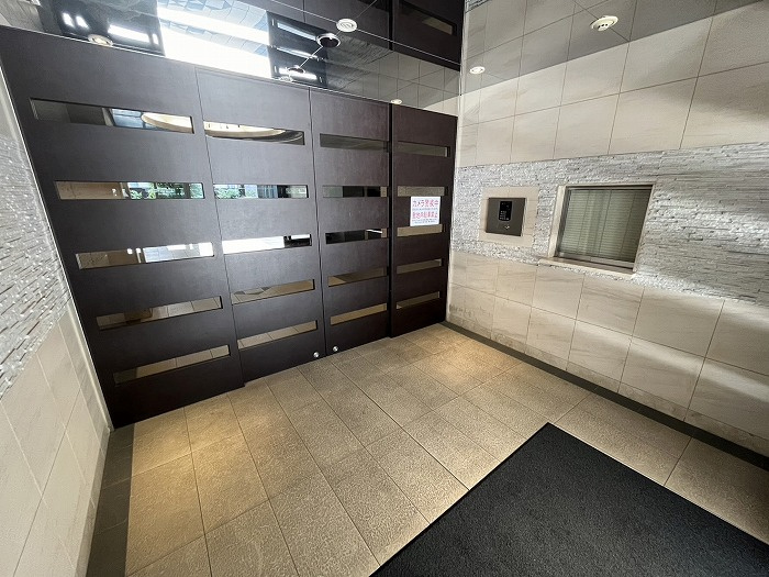 Mid　Court　新大阪のエントランス