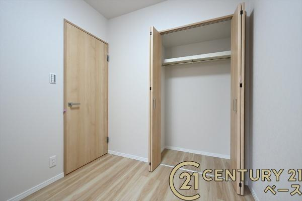 東急ドエル大和八木アネックスＣ棟の収納|■現地撮影写真■冬物のコートや季節のものなどたくさんしまえる広さ！
