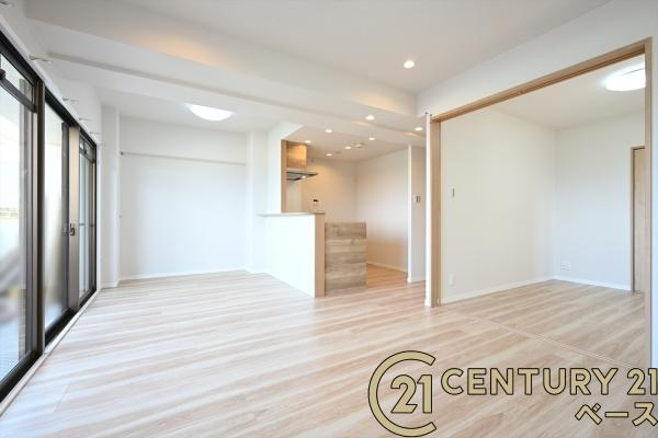 東急ドエル大和八木アネックスＣ棟の居間・リビング|■現地撮影写真■ご家族でくつろいでいただける約１４帖の広々としたリビング！