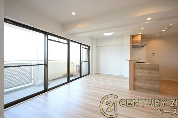 東急ドエル大和八木アネックスＣ棟の居間・リビング|■現地撮影写真■大きな窓から柔らかい光が射し込みます！