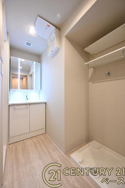 東急ドエル大和八木アネックスＣ棟の独立洗面台|■現地撮影写真■三面鏡タイプのミラーキャビネット！収納スペースも豊富です！