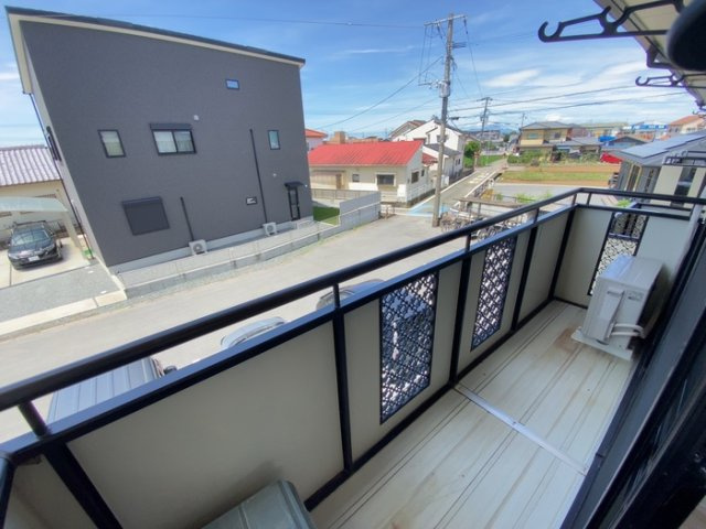 熊本市南区鳶町１丁目のアパートのバルコニー