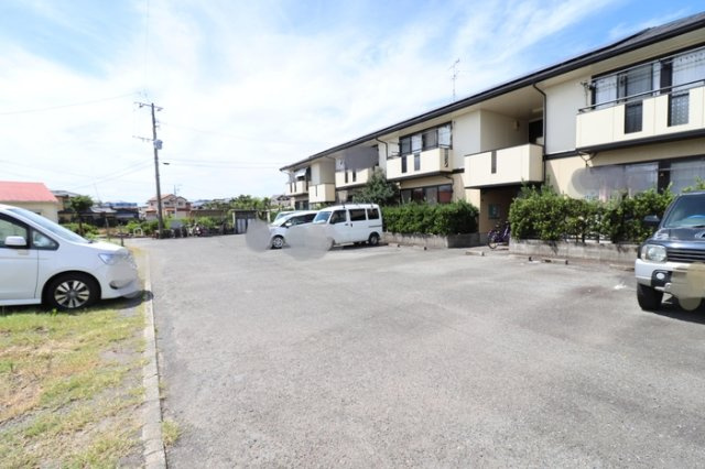 熊本市南区鳶町１丁目のアパートの駐車場