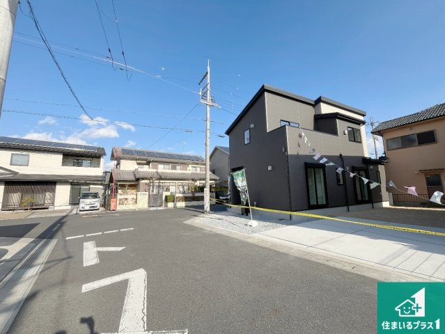 栗東市小平井　第1期　新築一戸建ての前面道路含む現地写真|周辺は閑静な住宅街！前面道路広々で車の出し入れも便利です。駐車が苦手な方でも安心して車庫入れできます！