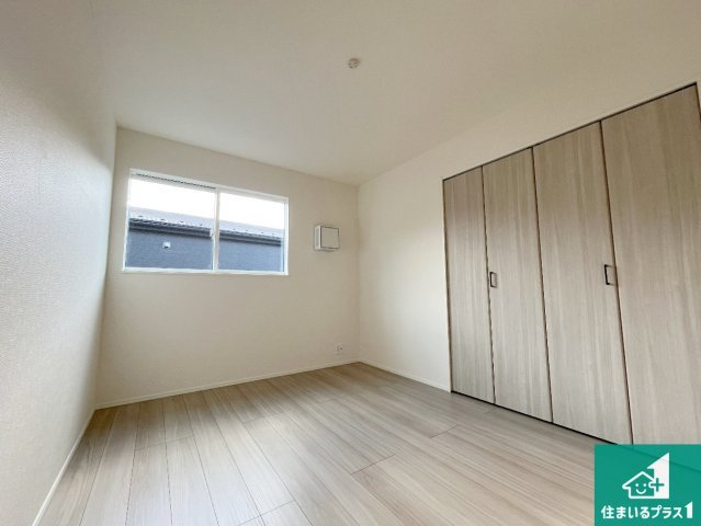 栗東市小平井　第1期　新築一戸建ての洋室|シンプルな洋室は、自分好みのインテリアが楽しめます♪ご家族とインテリアや家具を選びに行くのは新築購入時の醍醐味の一つです。ぜひお楽しみください♪