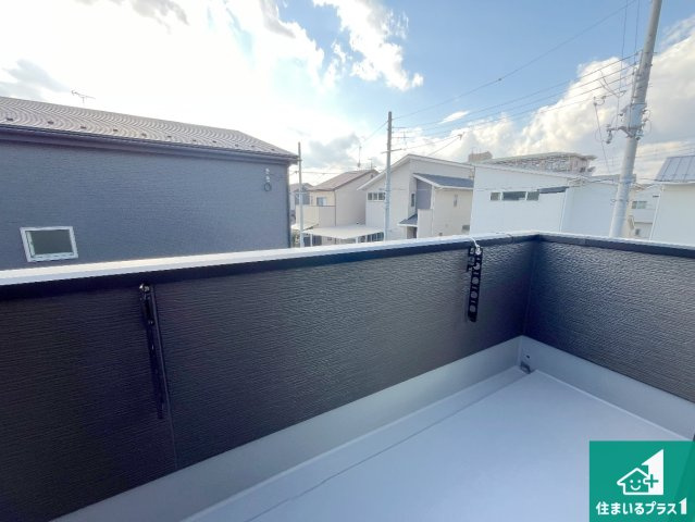 栗東市小平井　第1期　新築一戸建てのバルコニー|ワイドバルコニーは洗濯物を干すスペースが広いのでご家族が多くても安心！