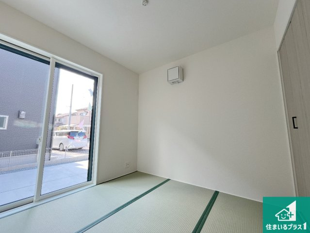 栗東市小平井　第1期　新築一戸建ての和室|一室あると便利な和室は客間としてだけでなく、小さなお子様のプレイルームや食後のくつろぎスペースとしてもご利用いただけます。収納もついていますので大活躍間違いなし！