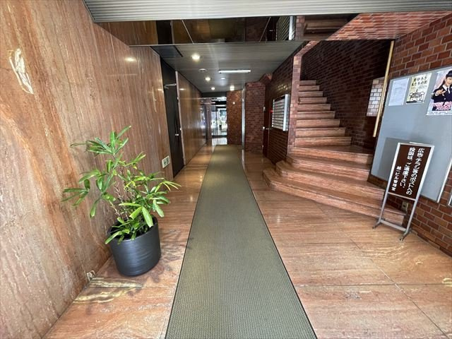 越一ビルのエントランス