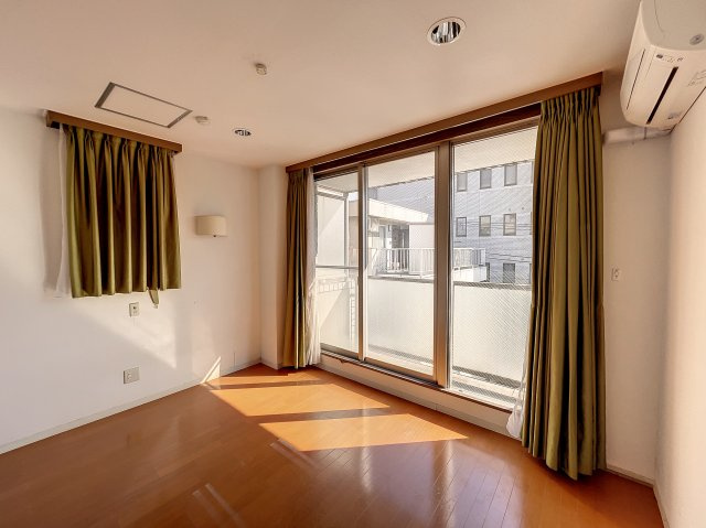 津田メディカルビルの洋室