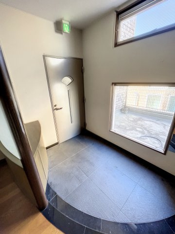 津田メディカルビルの玄関