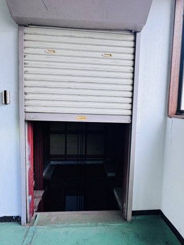 田中貸事務所の設備|搬入用EVシャッター