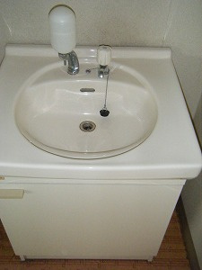 田中貸事務所の洗面所|明るい洗面所です