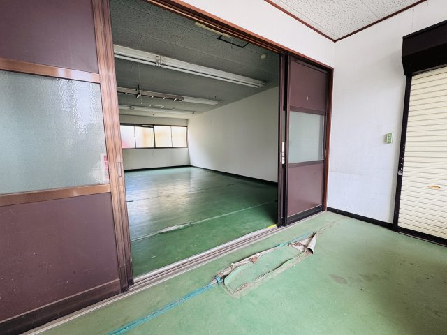 田中貸事務所の設備|搬入口と２階用搬入EV