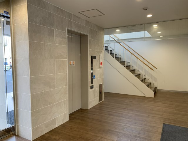 スプリング河辺駅前メディカルビルのエントランス