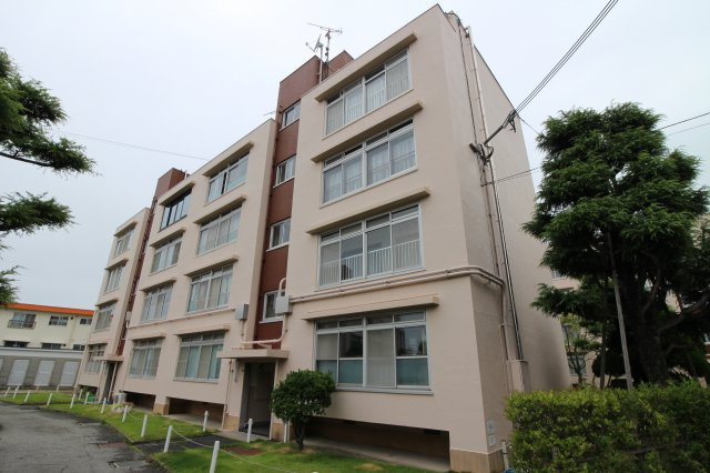 舞子片山団地４号棟の外観