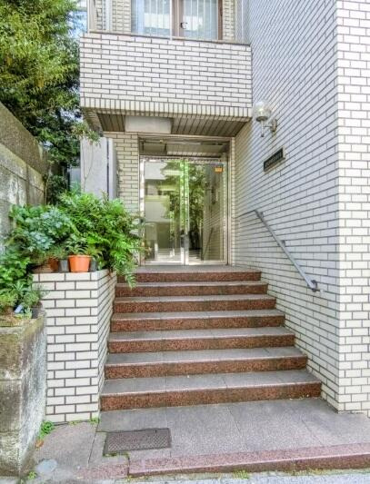 紀尾井町金田ビルのエントランス