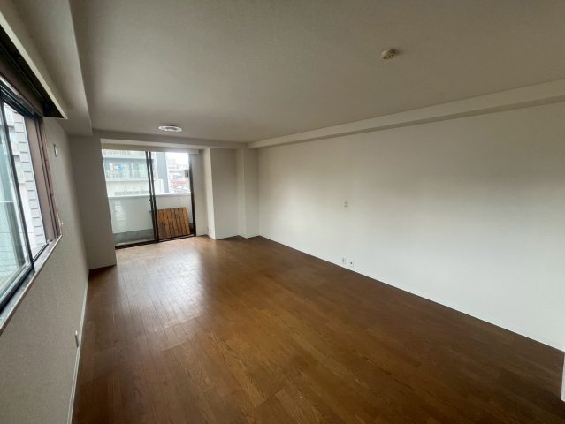 湘南NIビルの居間・リビング