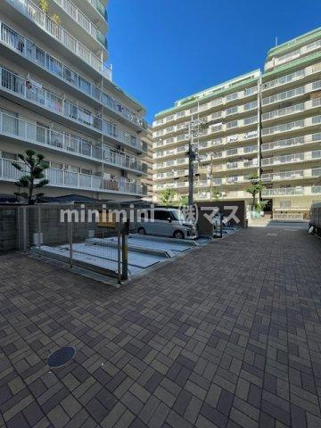 レジディア谷町の駐車場