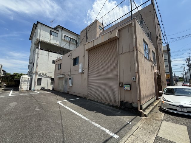 アイロス・コートの駐車場