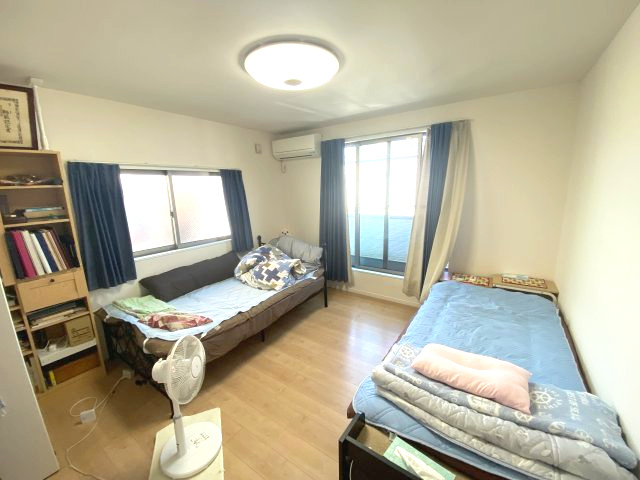 水郷田名２丁目　中古戸建の洋室|８帖洋室
二面採光の明るいお部屋でウォークインクローゼットもあります