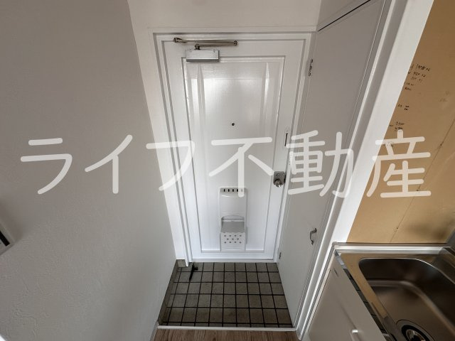 ロイヤルシード小阪の玄関