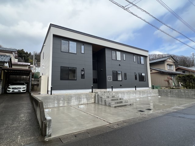 鯖江市つつじケ丘町のアパートの駐車場