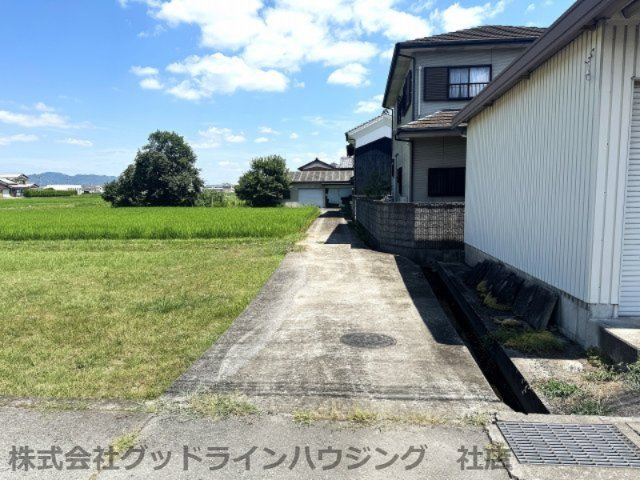 西垂水戸建の外観|西側県道からの進入路部分
