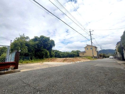 【前面道路含む現地写真】 | 福津市若木台3丁目土地B号地 | 向かって右側が当該敷地です。