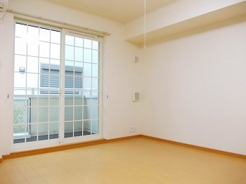 【バルコニー】 | アライブカーサⅠ | 外からの目が気にならないバルコニーで洗濯物が干せます