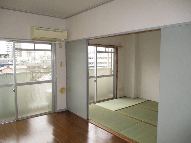 シャトル江波の洋室