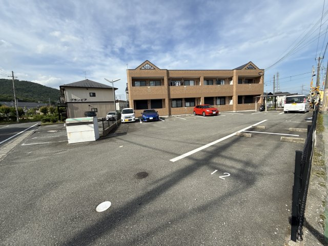 フェイバリットの駐車場