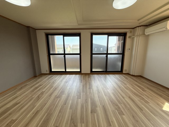 アベニール細江の洋室