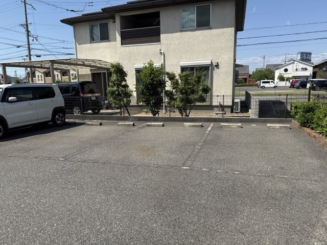 アベニール細江の駐車場
