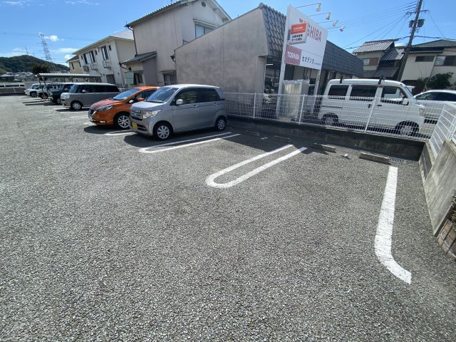 モンシェリー御立Ａの駐車場