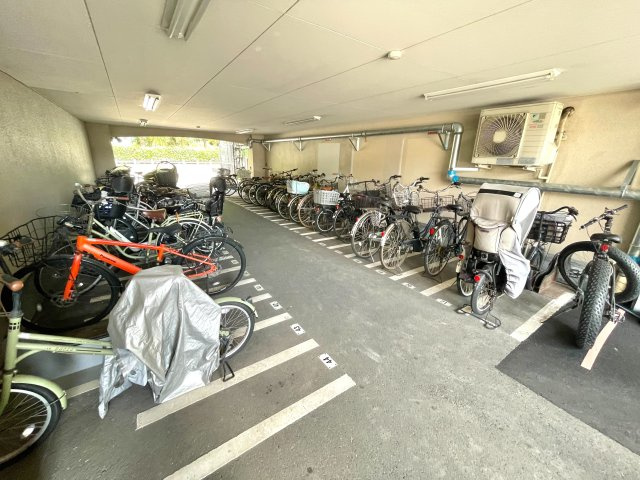 ハイラーク西京極の駐輪場