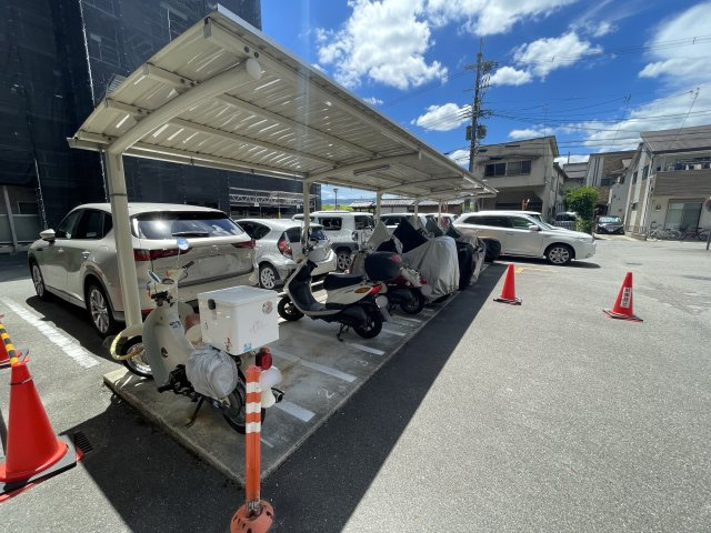 ハイラーク西京極の駐車場
