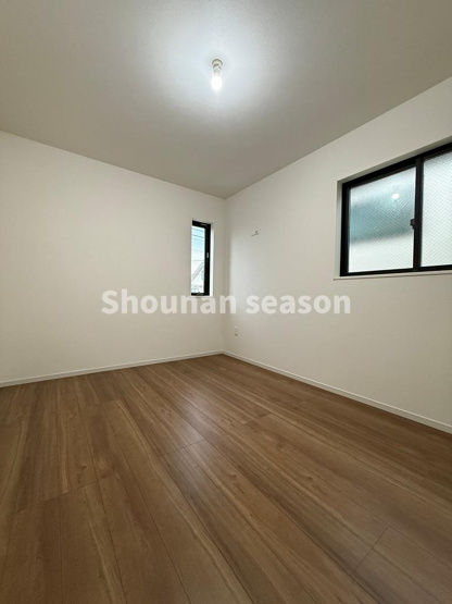 【洋室】 | 全部屋５帖以上の寝室で、快適な生活が送れます◎