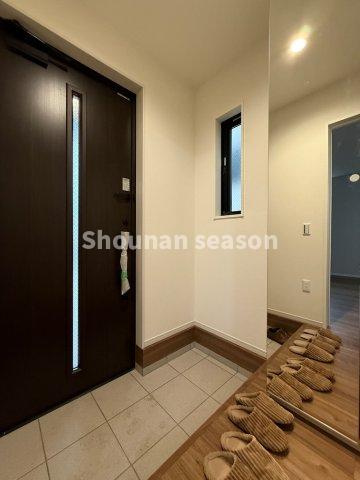 【玄関】 | シューズBOXには鏡があるので、身だしなみチェックもできます◎