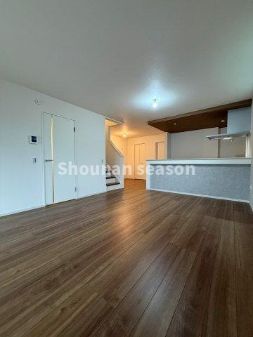 【居間・リビング】 | 1階のウォークインクローゼットは、家族のクロークやキッチンに近いのでパントリーとしても使えます◎